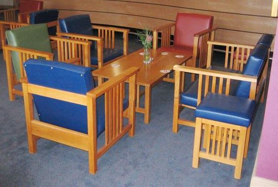 New Arts & Crafts Movement Frank Lloyd Wright Mission Prairie style oak armchair with leather cushions